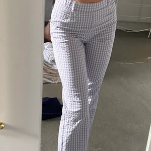 Rutiga byxor från Zara - Oanvända byxor från Zara i storlek XS, superfina, men kommer inte till användning hos mig! 💓dem har dragkedja på en sida, och en ficka på högra baksidan 🥰🥰köparen står för frakten✨