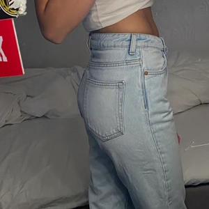 voyage weekday straight jeans - inga som helst fel på, nästan helt nya jag har använt 5 gånger. Så himla fin och ljus färg. Skriv privat eller kommentera under för fler frågor eller bilder:)