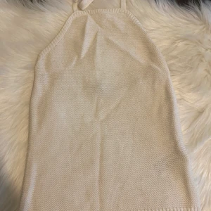 Ginatricot blus  - Vit styckat blus med ganska öppet på ryggen. Mysig o fin på man kan matcha med nästa allt 