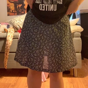 Lång kjol - Blommig långkjol köpt här på plick👍🏻🤠 fint skick och knappt använd