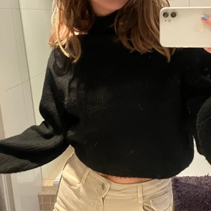 Tjocktröja - Säljer denna snygga tjocktröja från Gina Tricot då den ej kommer till användning! Har en snygg öppning på vänster axel. Är i strl S och i nyskick 💖 köpare står för frakten