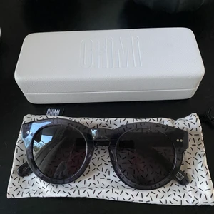 Chimi solglasögon  - Modell #003 Ginger. Påse och case medföljer. Köpa på Nathalie Schuterman för 1 år sen. Använda fåtal gånger.