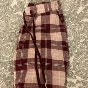 Populära Pyjamasbyxor  - De är använda få gånger då de är för stora i midjan (funkar om jag viker de som på sista bilden) snörena är i velour och dessa är sååå sköna! 😍😍 de är från hunkemöller och jag är 155 cm