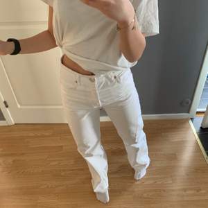 Vita raka jeans från Zara. 