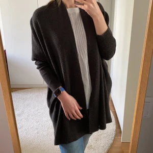 Zara Gardigan size M - Mörk grå cardigan från Zara, varm och cozy