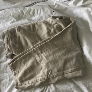 Jeans - As söta jeans ifrån H&M! Säljer pga de inte används längre 💕  Storlek 38  Ops endast swish