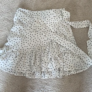 Kjol från shein  - Super fin kjol som tyvärr har blivit för liten för mig, Använd 2-3 gånger. 