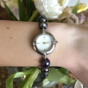 Klockarmband - En jättevacker klocka/armband som jag inte använder💞 Det är begagnat skick med några repor som man kan se på bilderna och själva uret är ur funktion (tro det går att laga). Jättefin att använda som accessoarer🥰