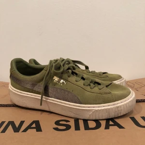 Gröna guld puma sneakers trend  - Fint skick! Använda ett fåtal gånger. Insåg några användningar in att den tyvärr är för små. 