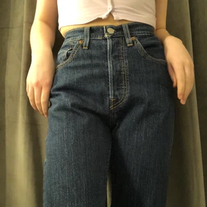 Jeans - Mörkblåa jeans från Levis stl s. Aldrig använda