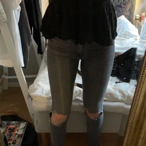 ☠️ZARA JEANS☠️ - Säljer dessa populära zarajeans med slits!! Har ett par med hål på knäna och ett par utan! Säljer båda paren👌👌 tar emot bud från 80kr (st)(KÖP DIREKT:130 st)