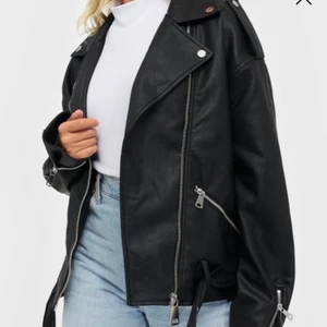 Oversize skinnjacka  - Säljer nu min as snygga skinnjacka, då den inte kommer så mycket till användning längre. Först i kvarn!