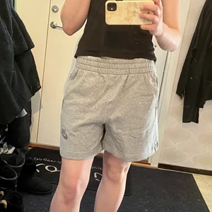 Oanvända gråa shorts från Nike i stl S - Oanvända!! Råkade köpa dubbelt