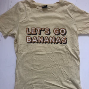 T-shirt från Gina Tricot - Gul härlig t-shirt. Fin till ett par jeansshorts när våren är på ingång. 