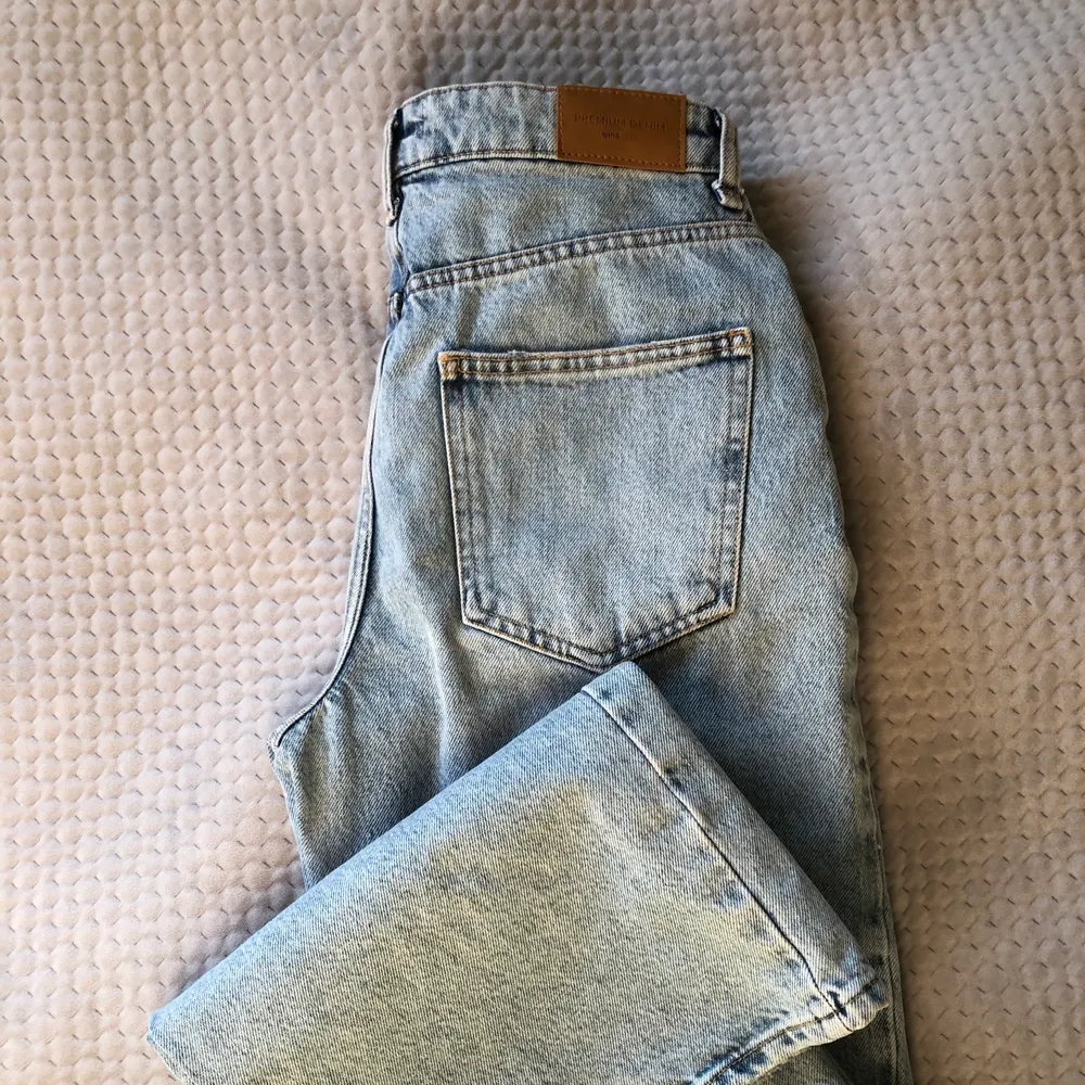 Oanvända högmidjade jeans från Gina Tricot. Idun wide i storlek 34. Skickas med postnord för 66:- som du betalar utöver jeansens pris. . Jeans & Byxor.