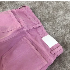 Rosa jeans - Säljer dessa snygga rosa jeans, köpte på weekday för ett år sedan ungefär. Lite små för mig därför säljer jag vidare den. Skriv privat om ni är intresserade 