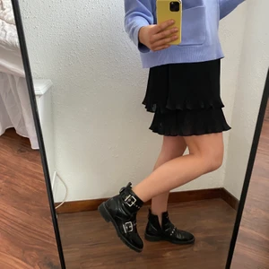 boots - as balla boots som både skulle kunnas använda på sommarn och vinter då den inte är fodrad🖤 dom är lackade och har silver detaljer. dom har tyvärr små slitningar på insidan men de syns nästa inte och tror men kan få bort fläckarna. köparen står för frakten!