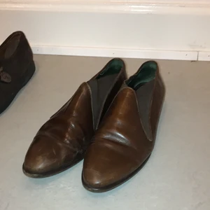 Gammaldags skinnskor - Gammeldagsa skor i bra kvalite❤️ ena paret är i mocka och andra paret är handgjorda i Italien och är  i läder! Mockaskor: storlek 39, Läderskor: gissar på storlek 36! Utropspris: 100kr styck