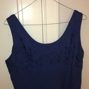 Mörkblå klänning - Fin mörkblå klänning i bra skick och kvalite