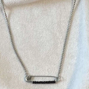 Halsband - Säljer detta superfina halsband med en säkerhetsnål, super stilrent och passar till mycket❤️❤️