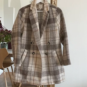 Beige rutig kappa - Beige rutig kappa från H&M i gott skick
