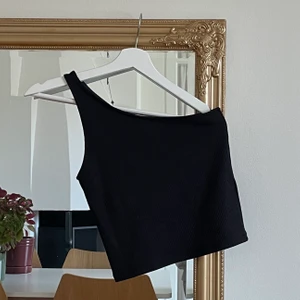 One shoulder linne - Svart, one shoulder linne från GinaTricot. Aldrig använt, bara testat 