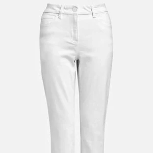 Vita byxor (petite)  - Köpa dessa i England från Next. De är lite croppade och det är enbart därför jag säljer dessa. Passar fint till sommaren. Använda vid endast två tillfällen, nyskick. 🤍