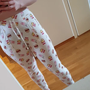 Mysbyxor  - Oanvända söta mysbyxor med hamburgare, glass och pommes på. 