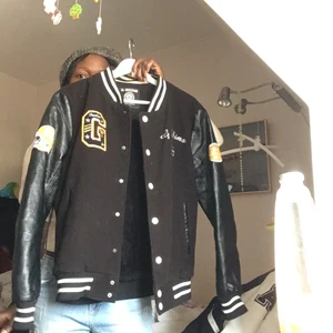 Tredig unisex svart college jacka  - Sāljer min svartkollega jacka som jag köpt i sekondhand. Och passar till bada kön. Den är mysig och stiling passar s- m.Finns fler bilder och bud i kommentarna över 400