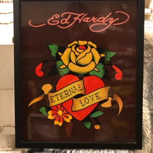 Ed Hardy tavla - Ed Hardy tavla, brun mörkbotten, ca 30x40, svart ram ingår. Kan skicka eller mötas