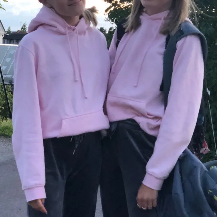 Superfin & skön hoodie 💕💘💞💘💞inget fel på den👌🏼👌🏼säljer för 170 med frakt!!! Skriv flr frågor eller funderingar, pris kan diskuteras vid snabb affär. Tröjor & Koftor.