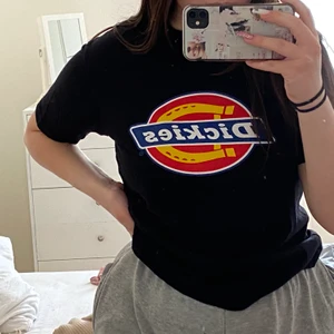 Dickies t-shirt  - Använd cirka 2-3 gånger den sitter helt enkelt inte så oversized som jag vill men den är i bra skick. Nypris: 299