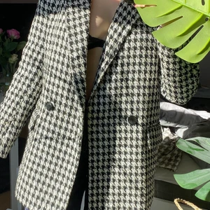 Vår/höst kappa  - Köptes från HM för 400 kr, knappt använd då den ej är min stil längre. Väldigt bekväm, lagom lång och hyfsat varm. Inga fläckar eller slitningar, perfekt för någon kring 165 cm. Bjuder på frakt! 📦 🤍🧸