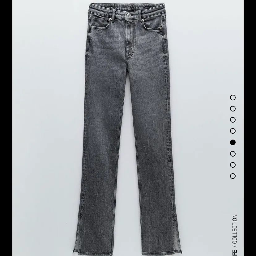 Ett par jeans från Zara som är väldigt populära, samt drygt använda. Jag köpte de på en Zara butik för tre månader sedan men de har tyvärr inte kommit till användning och därför väljer jag att sälja dem. Eftersom de var väldigt långa är de klippta nerifrån, men det är inget man lägger märke till. Och längdskillnaden är knappt 1-2cm . Jeans & Byxor.