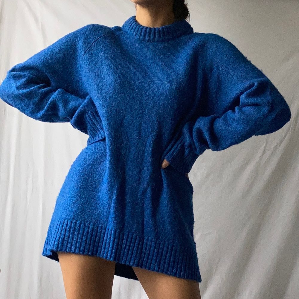 đ WONDERFUL BRIGHT ELECTRIC BLUE KNIT MENâS JUMPER WITH ROUND NECK. COZY AND WARM âą SIZE - M / EU 38 âą BRAND - H&M x ERDEM âą MATERIAL - MY MEASUREMENTS âą Height 161cm / 5'3