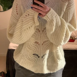 Stickad tröja - Fräsch och mysig stickad tröja med små hål. Köpt från Lindex för 399kr. Storlek M. Priset går att diskutera och köparen står för frakten🧡🌈💕