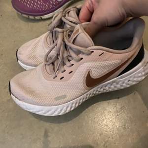 Nike skor puder rosa i nyskick köpt nån månad sen tröttnat . 