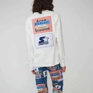 Acne Studios Starter Logo Patch Long Sleeve Shirt - Super snygg långärmad t-shirts från Acne Studios.  Oanvänd, nypris ca 1750 (ungefär). Tröjan är egentligen en herr men skulle absolut säga att den är unisex! Acne Studios x Starter Black Label