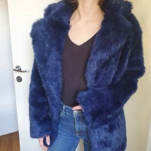 Elektriskt blå päls jacka, Asos - Inköpt från Asos för 1016 kr. Jag har använt den runt 10 gånger. Storlek 34 men oversized, även min mamma som är 38 ser bra ut i den.