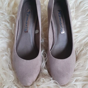 Snygga, bekväma Tamaris pumps! Strl 39 - Säljer då jag knappt använt dem. Behöver bara tvättas av lite då de stått ett tag. Fint skick! 