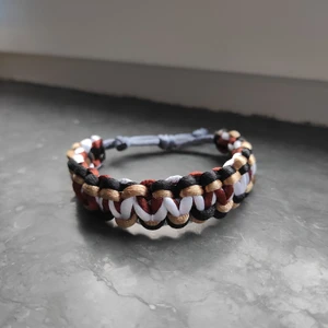 Egen tillverkat armband - Här har vi ett armband jag själv har gjort. Den sitter bra på handleden och är justerbart. Den är 26 cm som mest och 19 cm som minst. Min handled som agerar modell är 15 cm. Priset är inklusive frakt🥰