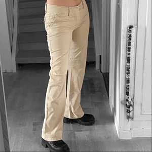 Byxor - Beiga byxor, raka i modellen. Fläckfria strl 38. Är 163 cm. HÖGSTA BUD 100kr ❤️