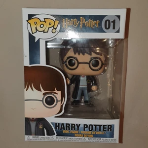 Funko pop harry potter  - OÖPPNAD Harry Potter. Själva figuren är ca 10-15 cm stor, (lite svårt att mäta den i kartongen) skickar eller möts i Karlskoga/Örebro/Hallsberg (SAMFRAKTAR GÄRNA!)