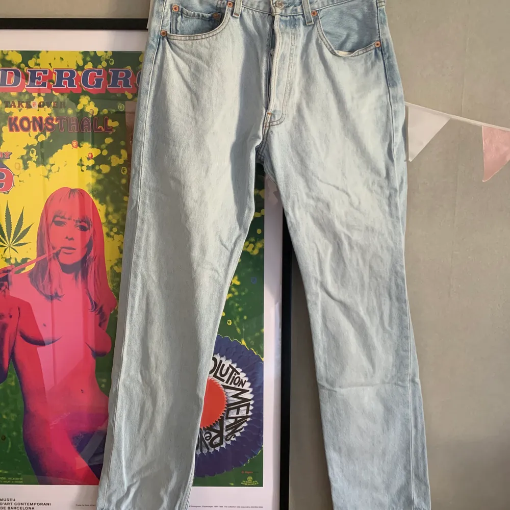 Vintage Levi’s 501  400kr + porto (66kr Postnord Skicka Lätt)  Stl: 32/32 (vintage så se mått nedan)  Mått: Midja: 38cm Innerbenslängd: 82cm Över lår: 26cm Vid benslut: 20cm . Jeans & Byxor.