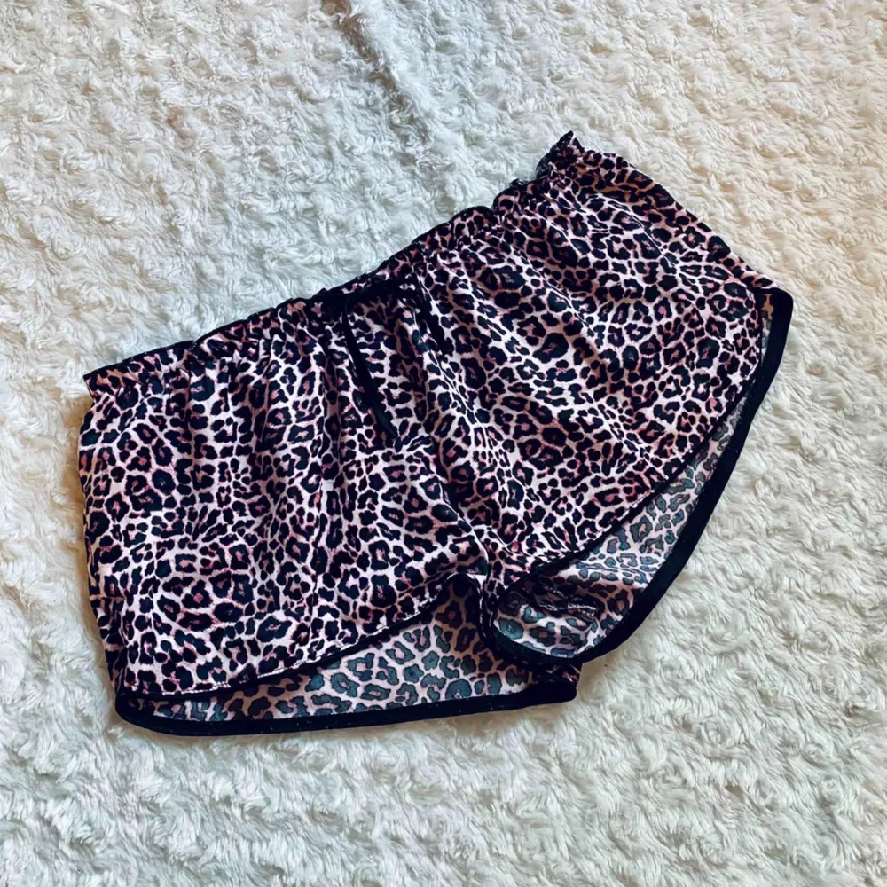 Säljer världens finaste pyjamasshorts med leopardmönster. Så fina men har tyvärr för många pyjamaser för att hinna använda alla! I perfekt skick och i siden-liknande material. 🌸. Shorts.