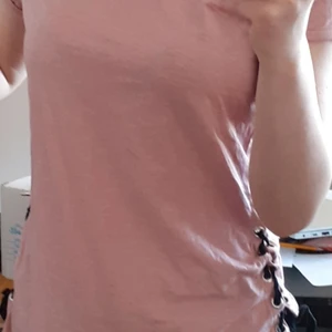 Rosa tröja med knytning på sidorna. - Köpt på NEWyorker, storlek S, det är knytning på sidorna som du kan knyta upp tröjan Eller ner tröjan som du vill. Den är skön och lätt att ha på sig. 