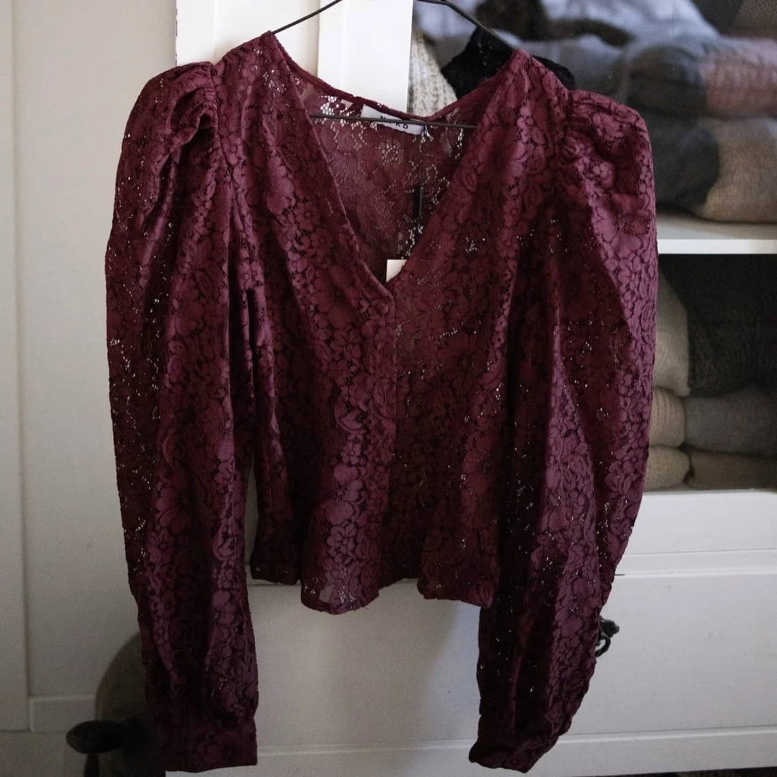 Vinröd spetsblus med puffärmar / ballongärm