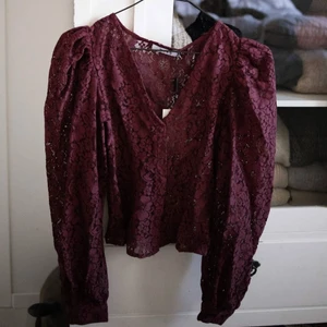 Vinröd spetsblus med puffärmar / ballongärm - Superfin vinröd spetsblus. Skulle använts till en fotografering, men vi valde en i annan färg istället.