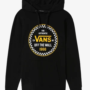 Vans hoodie  - Säljer denna snygga hoodien pga att jag inte får användning för den. Endast använd 2 gånger, så nyskick!! Storlek xs i herrstorlek, skulle säga att den sitter som en S i damstorlek. Kan ordna fler bilder vid intresse! Nypris: 649kr💖