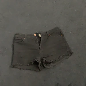Svarta korta jeansshorts  - Stretchiga svarta jeansshorts knappt använda